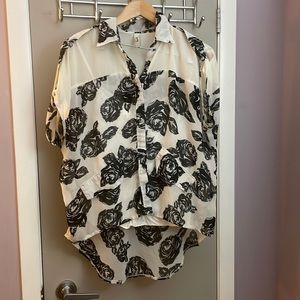 Adjustable sleeve length button down blouse with black rose detailing 🖤